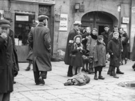 युवा और वृद्ध दोनों के लिए वारसॉ यहूदी बस्ती में भुखमरी सर्वव्यापी थी। Blid Bundesarchiv/Wikimedia Commons, CC BY-SA