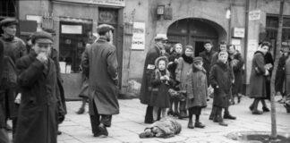 Starvation was omnipresent in the Warsaw Ghetto for both young and old. Blid Bundesarchiv/Wikimedia Commons, CC BY-SA.