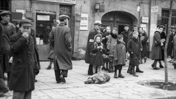 Starvation was omnipresent in the Warsaw Ghetto for both young and old. Blid Bundesarchiv/Wikimedia Commons, CC BY-SA.