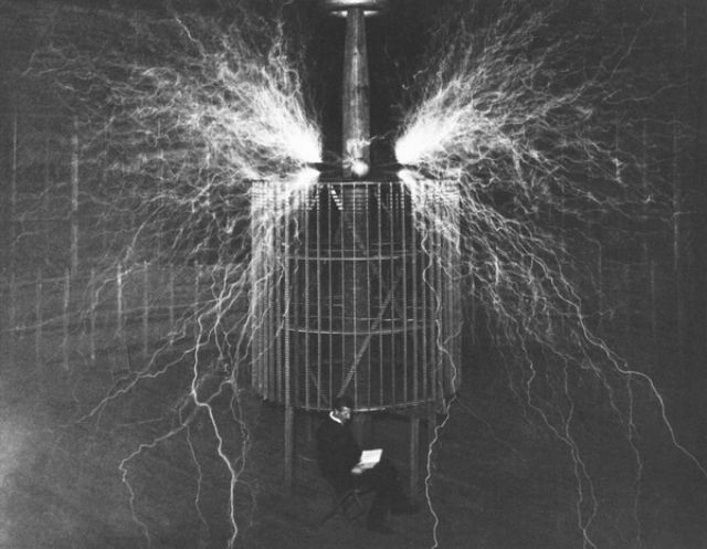 वायुमंडल में भरने वाली नाइट्रोजन की चमक | यह तस्वीर 1899 में ली गई थी, जिसमें निकोला टेस्ला को उनके जनरेटर के सामने बैठे देखा जा सकता है।