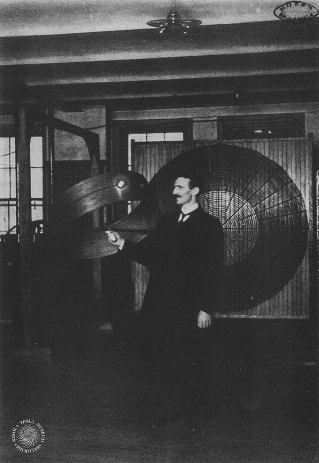 टेस्ला अपनी ह्यूस्टन स्ट्रीट प्रयोगशाला में वायरलेस पावर ट्रांसमिशन का प्रदर्शन करते हुए | मार्च 1899 में लिया गया।