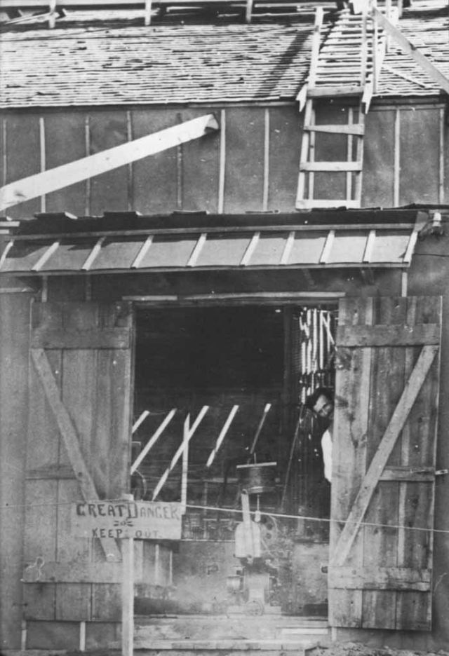 टेस्ला कोलोराडो स्प्रिंग्स में अपनी प्रयोगशाला के दरवाजे से बाहर देखता है। यह तस्वीर 1899 में ली गई थी।