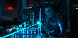 एक सैन्य वैज्ञानिक एक परीक्षण वातावरण में लेजर का संचालन करते हुए। श्रेय: संयुक्त राज्य वायु सेना।