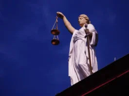 न्याय का तराजू थामे महिला न्यायाधीश