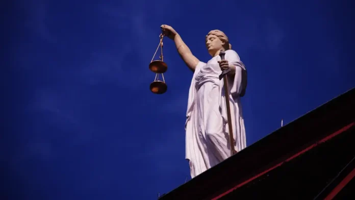 न्याय का तराजू थामे महिला न्यायाधीश