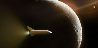 अंतरिक्ष पर्यटन स्टारशिप, अपने इंजिन को फायर करते हुए चंद्रमा के पास से गुजर रहा है।