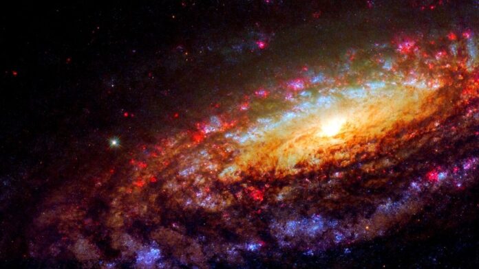 NGC 7331, एक सर्पिल गैलेक्सी जो कि पेगासस (द विंग्ड हॉर्स) के तारामंडल में लगभग 45 मिलियन प्रकाश वर्ष दूर स्थित है।